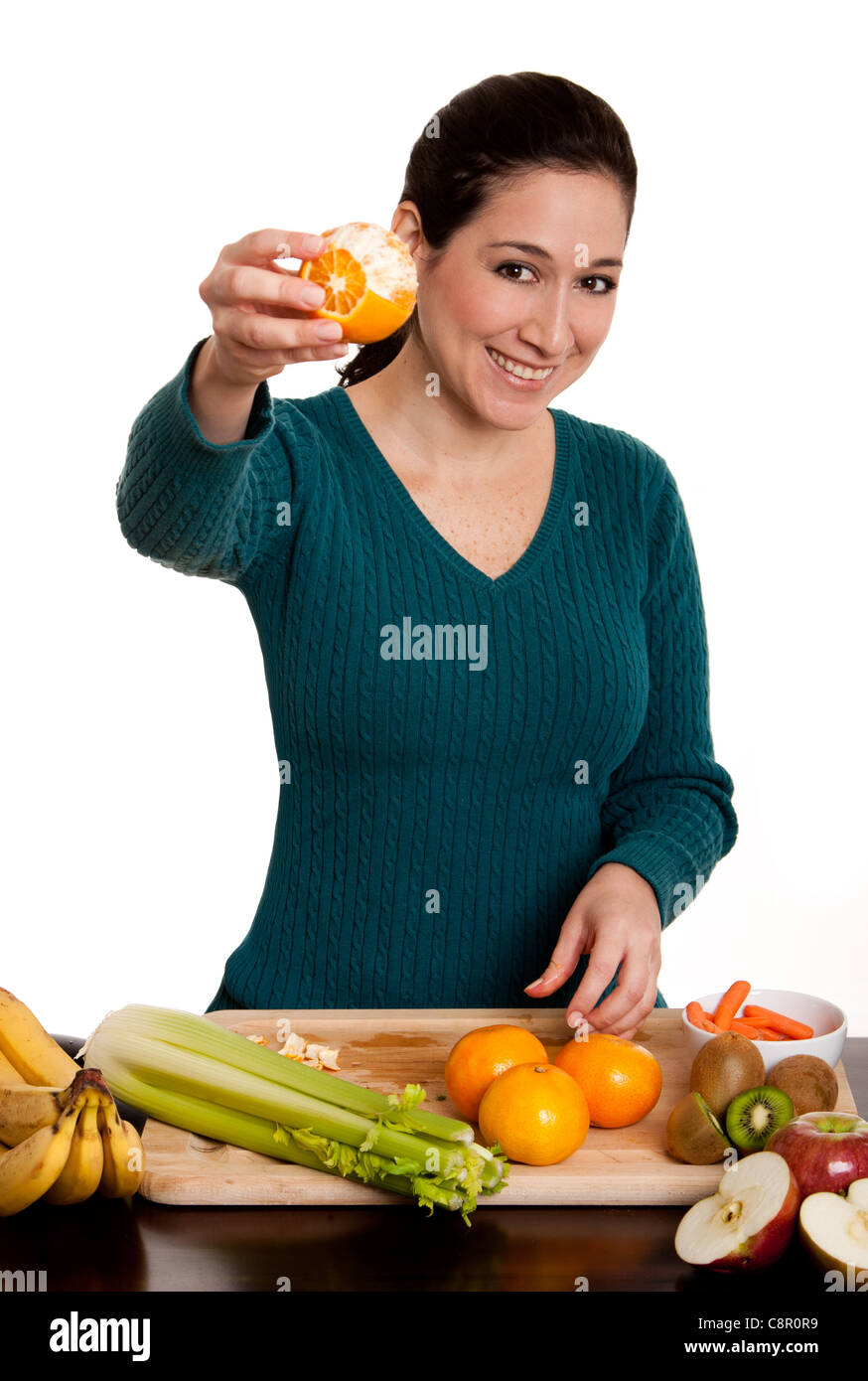 Frau präsentiert geschälte Ornage Früchte Stockfoto