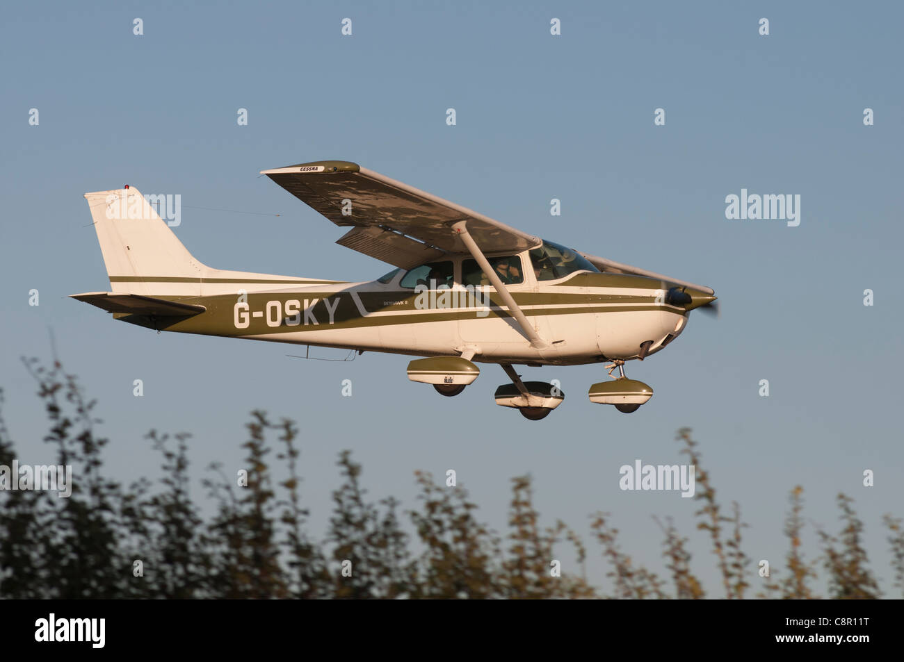 Cessna 172 Skyhawk (G-OSKY) landet auf dem Flugplatz Wellesbourne, Warwickshire, UK Stockfoto