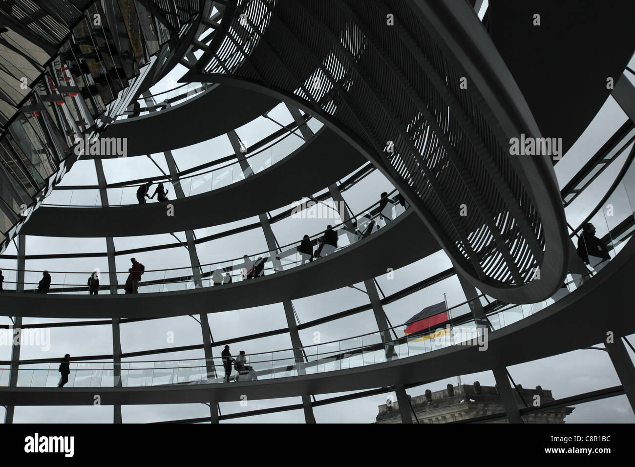 Touristen in der Kuppel des Reichstags in Berlin, Deutschland. Stockfoto