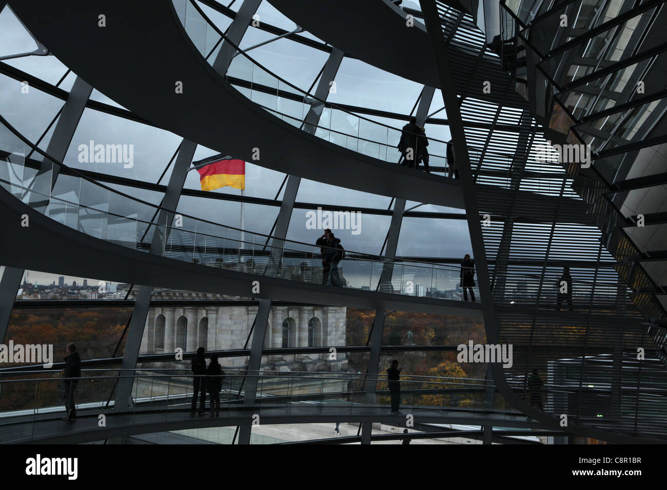 Touristen in der Kuppel des Reichstags in Berlin, Deutschland. Stockfoto