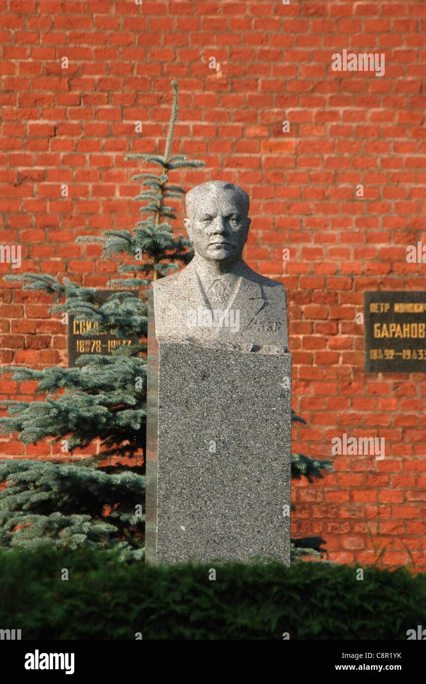 Grab des sowjetischen militärischen Befehlshabers Kliment Voroshilov vor der Kremlmauer auf dem Roten Platz in Moskau, Russland. Stockfoto