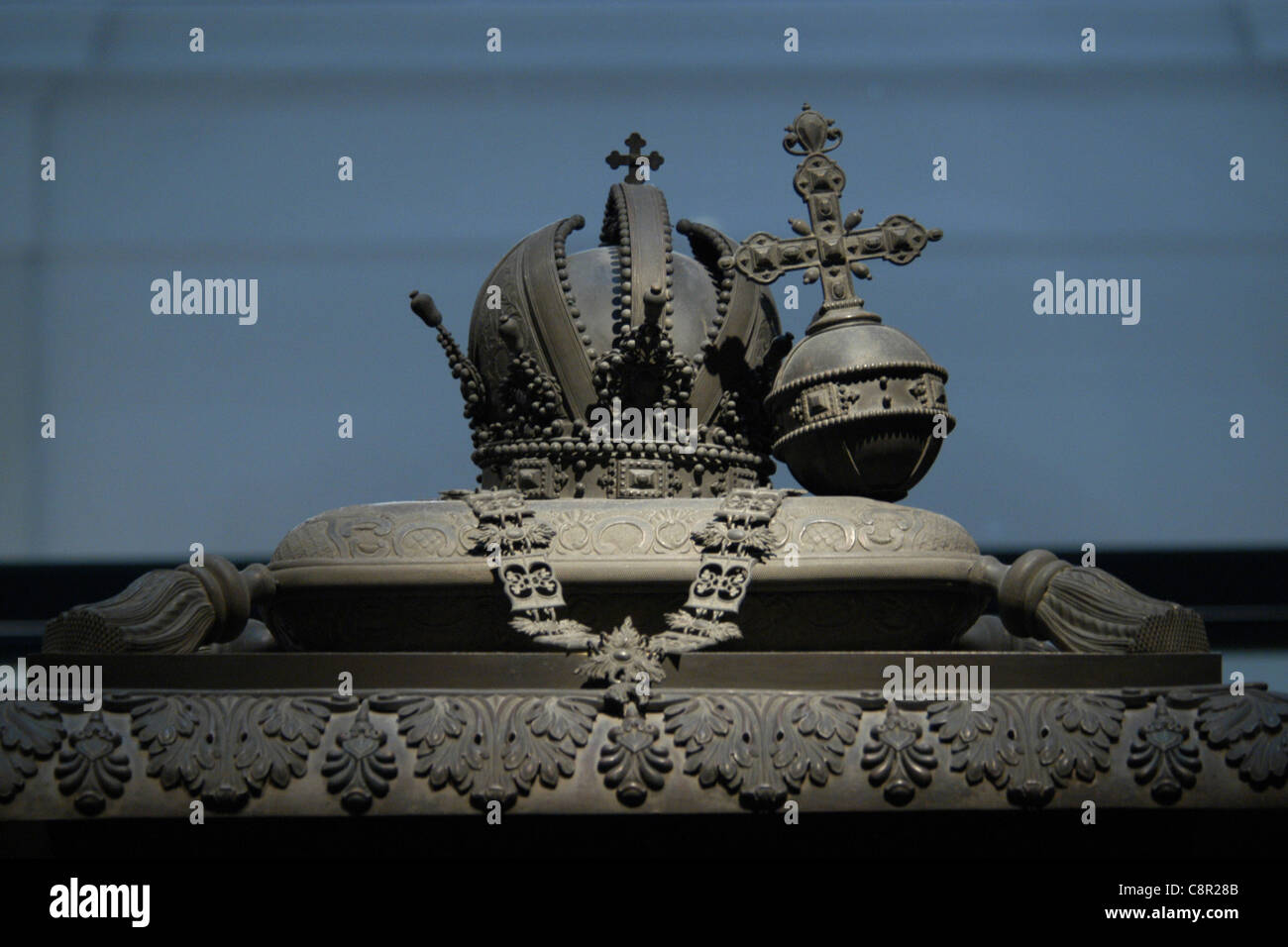Bronze Nachbildungen des Austro-ungarischen Krone und Reichsapfel in der Kapuzinergruft in Wien, Österreich. Stockfoto