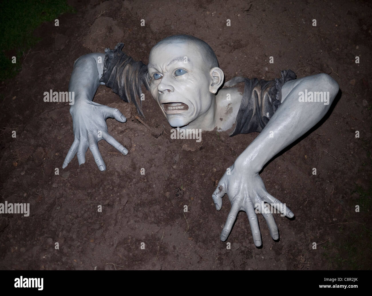 halloween-Charakter, lebender toter Zombie, der aus dem Grab klettert Stockfoto