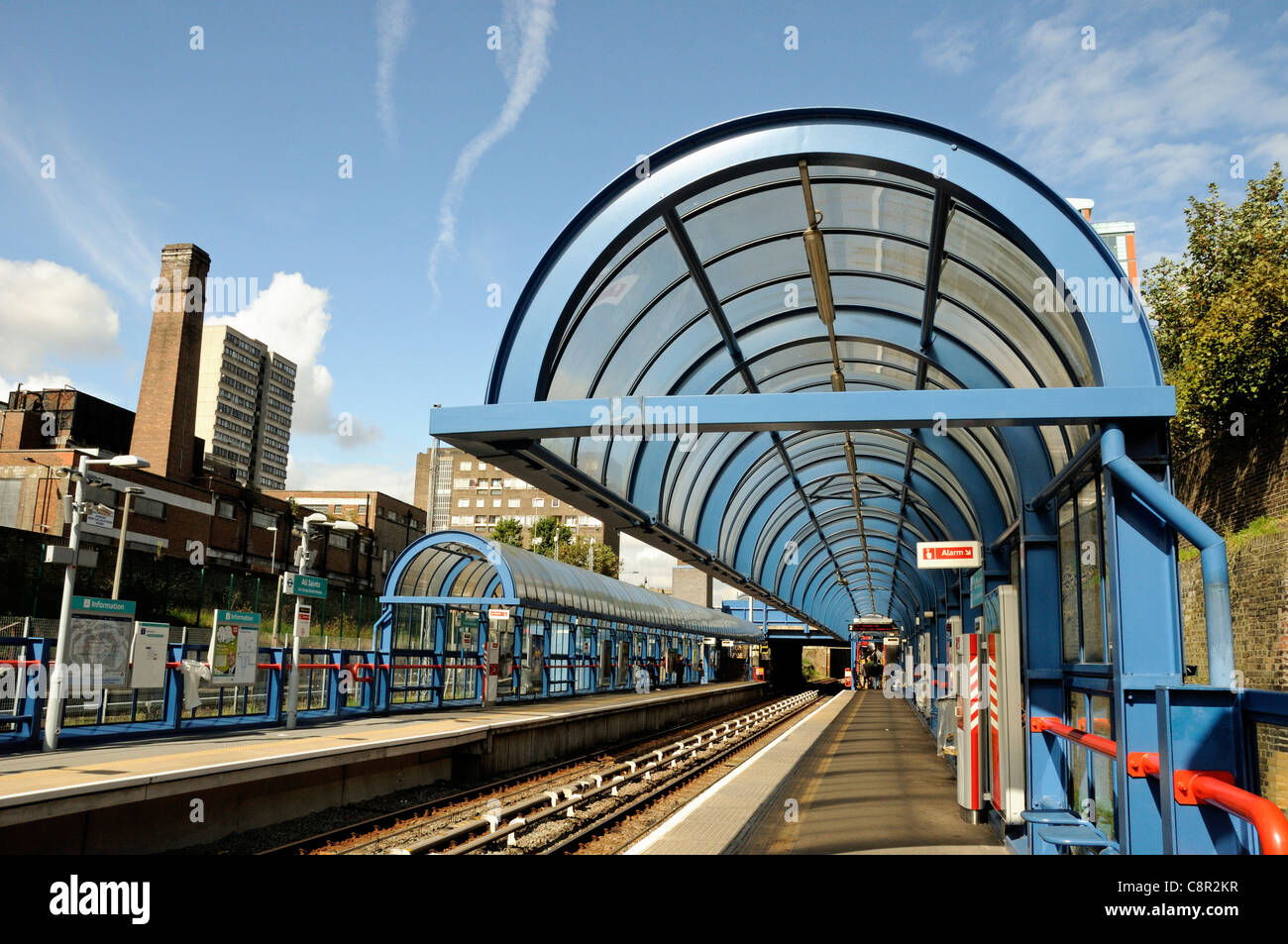 Plattform mit Baldachin alle Heiligen Docklands Light Railway DLR Station Poplar Tower Hamlets East London England UK Stockfoto