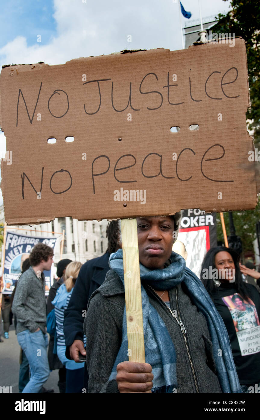 Familien und Freunde von Verwandten, die in polizeilichen Gewahrsam Marsch durch London Plädoyer für Gerechtigkeit gestorben sind. Stockfoto