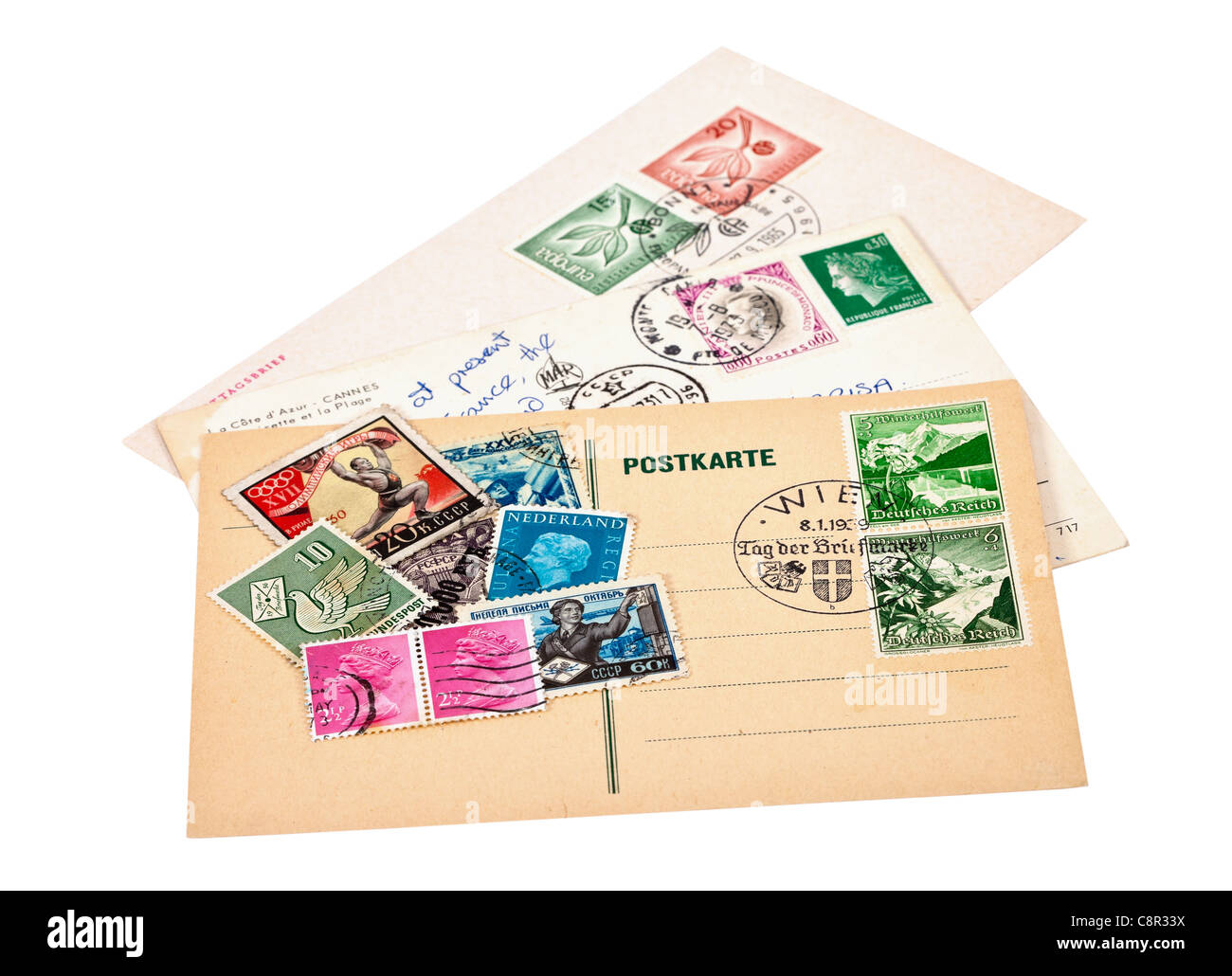 Briefmarken und Postkarten auf weißem Hintergrund Stockfoto