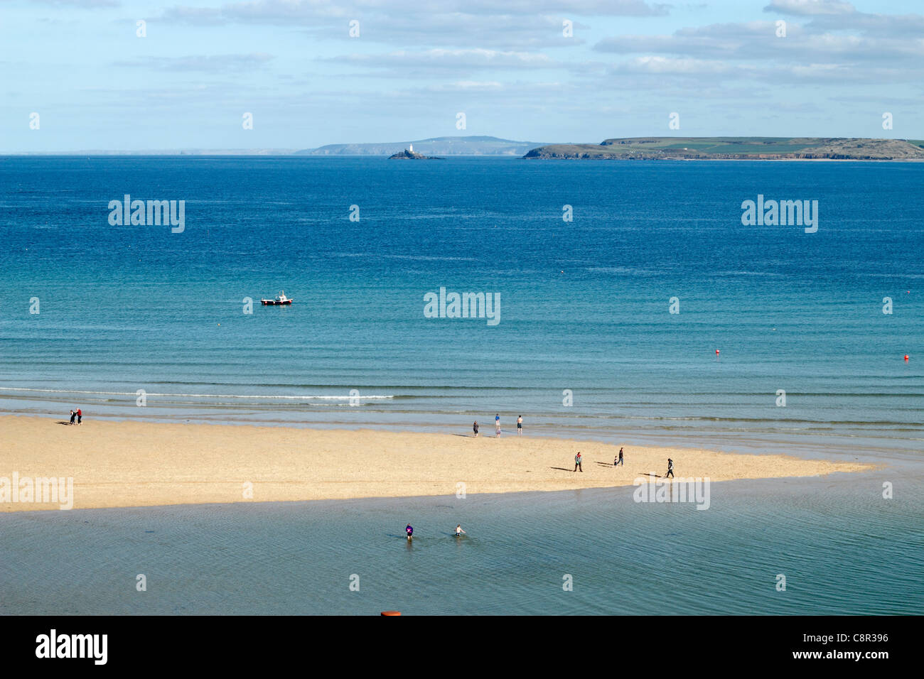 Blick auf Bucht von St. Ives in Richtung Godrevy Leuchtturm von St. Ives Hafenstrand. Stockfoto