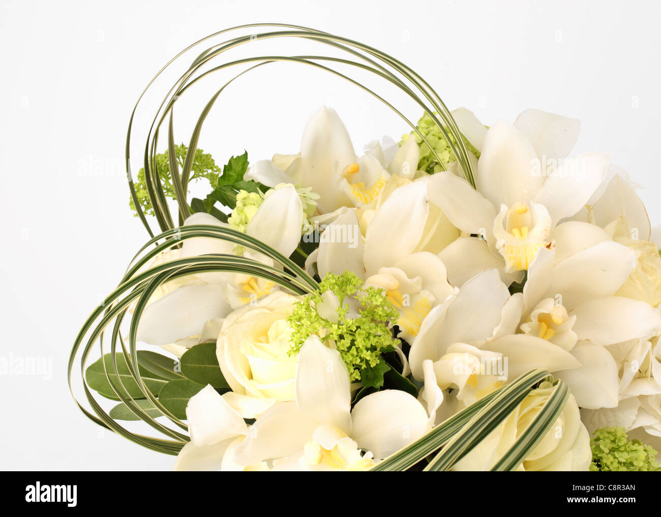 Einen Bunten Blumenstrauss Weisse Orchideen Cymbidium Hortensien Stockfotografie Alamy