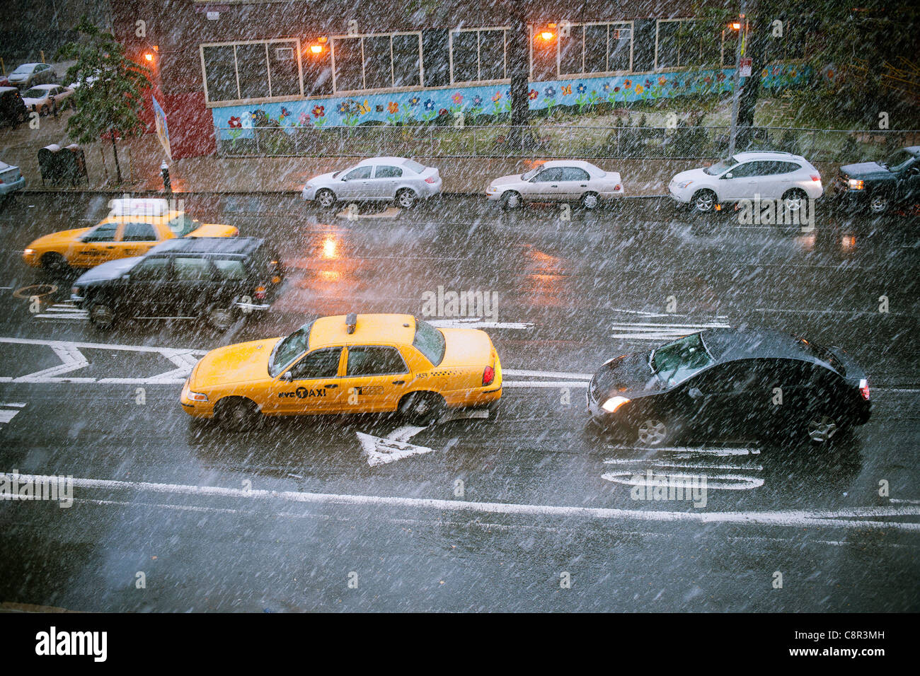 Schnee fällt und Unannehmlichkeiten von New Yorkern während eines seltenen Oktober Schneefalls Stockfoto