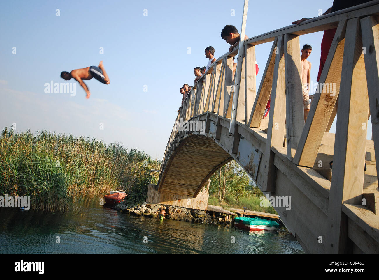 AKYAKA, TÜRKEI. Ein Mann aus einem Holzsteg in den Fluss Azmak Tauchen. 2011. Stockfoto
