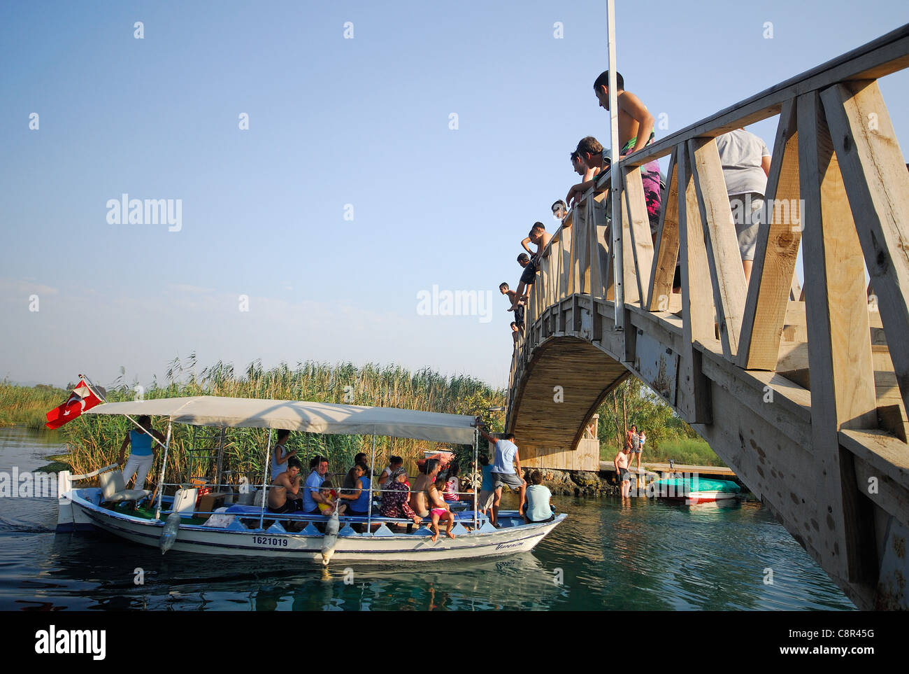 AKYAKA, TÜRKEI. Ein Ausflugsschiff nehmen Urlauber entlang des Flusses Azmak. 2011. Stockfoto