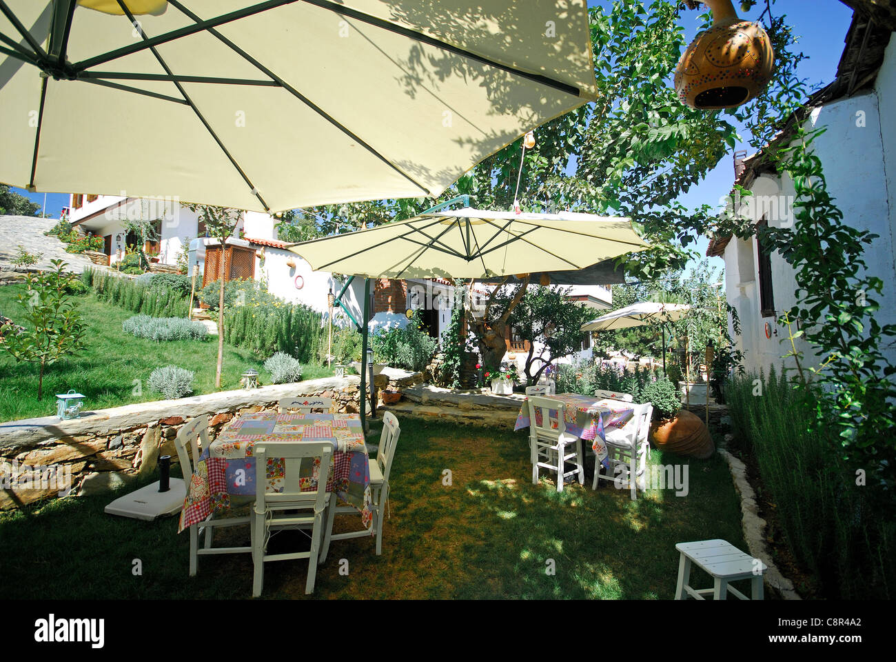 SIRINCE, TÜRKEI. Die Gärten der Markiz Konaklari, ein Luxus-Boutique-Hotel im Bergdorf in der Nähe von Selcuk. 2011. Stockfoto