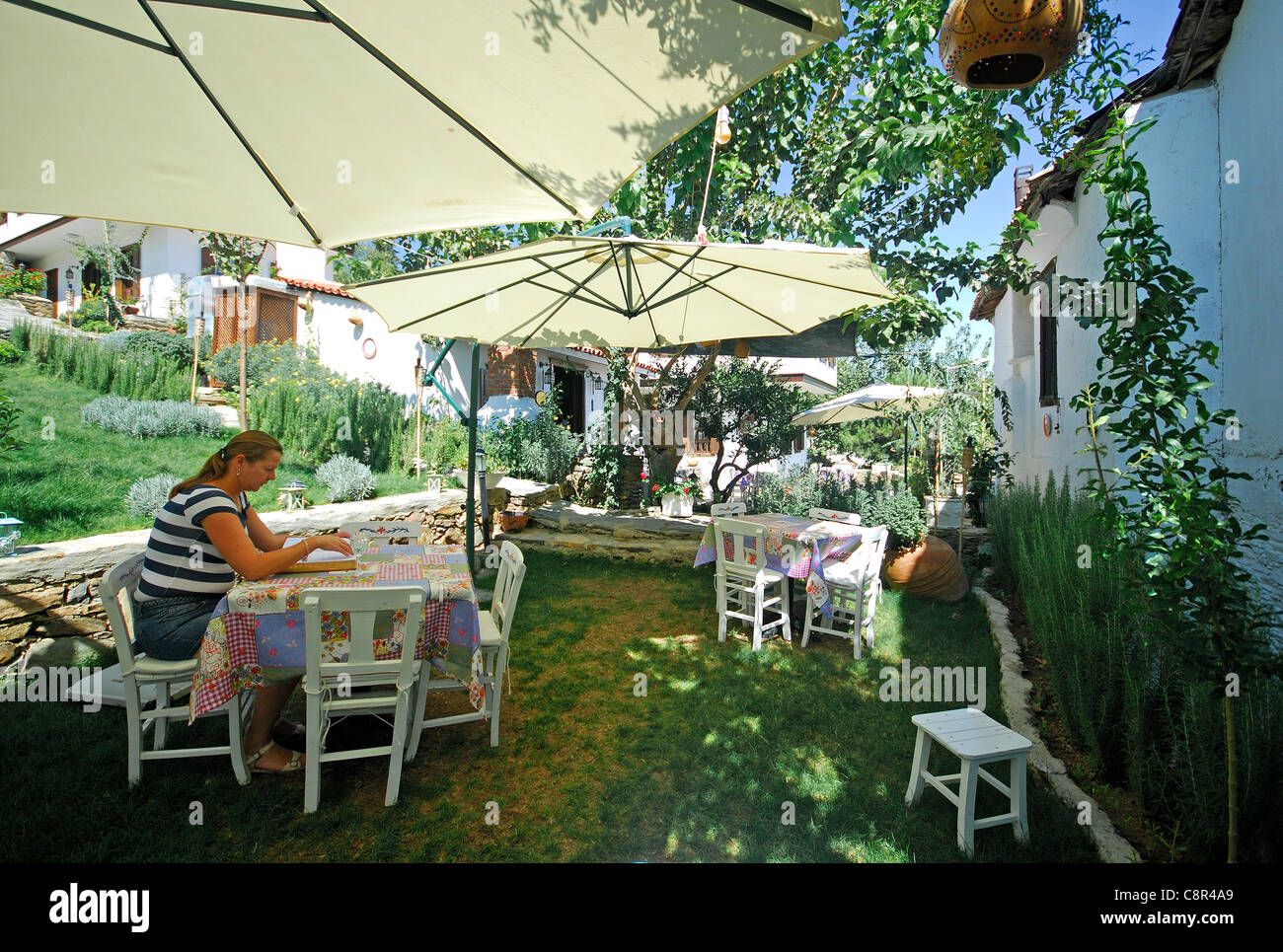 SIRINCE, TÜRKEI. Die Gärten der Markiz Konaklari, ein Luxus-Boutique-Hotel im Bergdorf in der Nähe von Selcuk. 2011. Stockfoto