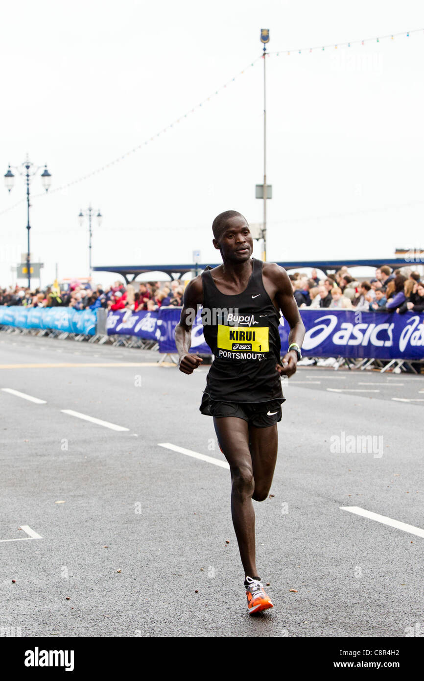 PORTSMOUTH, UK, 30.10.2011. Marathon-Weltrekordler Abel Kirui in Kenia läuft hinunter die Zielgerade auf den zweiten Platz zu anderen kenianischen Leonard Komon in der Elite Men Kategorie Bupa Great South Run in einer Zeit von 46 Minuten 40 Sekunden. Stockfoto