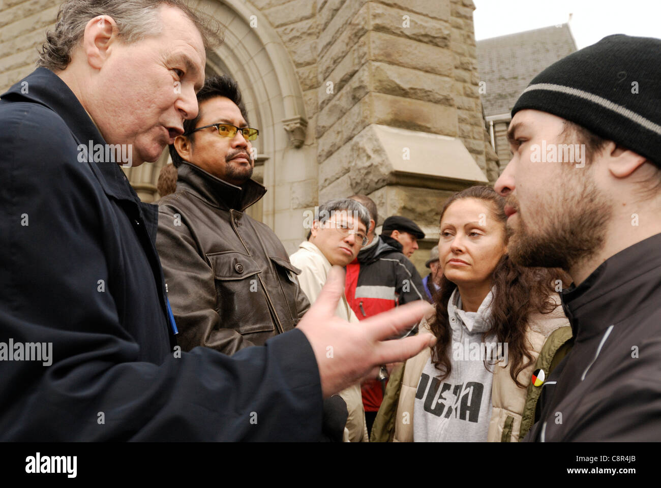 Während Verweigerung der Einreise in die Innenstadt von Vancouver, den Heiligen Rosenkranz Kathedrale, Knight Of Columbus Denis Faucher,, ein Demonstrant, der Antworten auf die Gräueltaten an kanadische Internate der katholischen Kirche in den vergangenen Jahren verlangt spricht. Vancouver Stadt Stockfoto