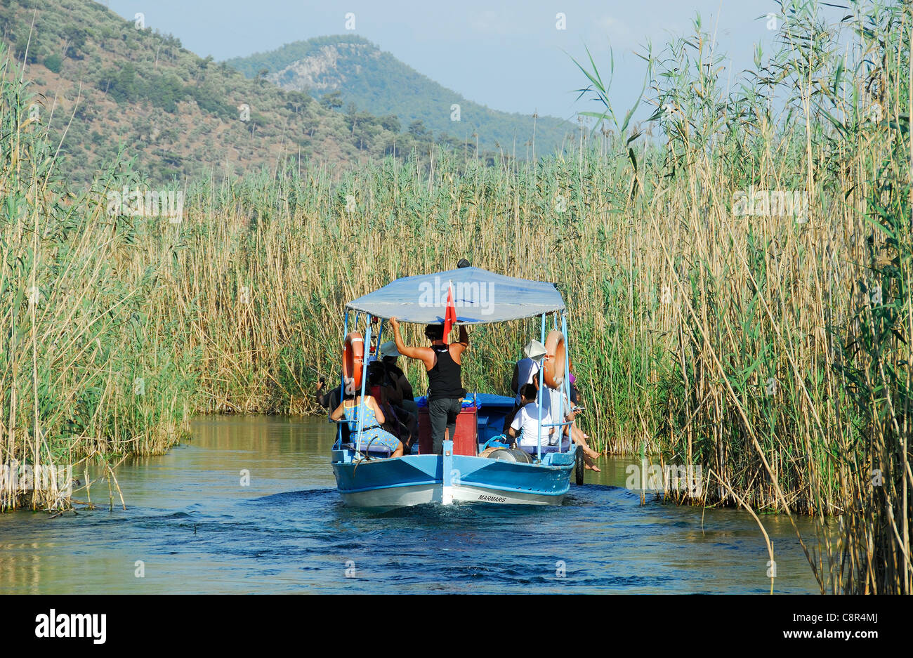 AKYAKA, TÜRKEI. Ein Ausflugsschiff nehmen Urlauber entlang des Flusses Azmak im Schutzgebiet Gökova. 2011. Stockfoto