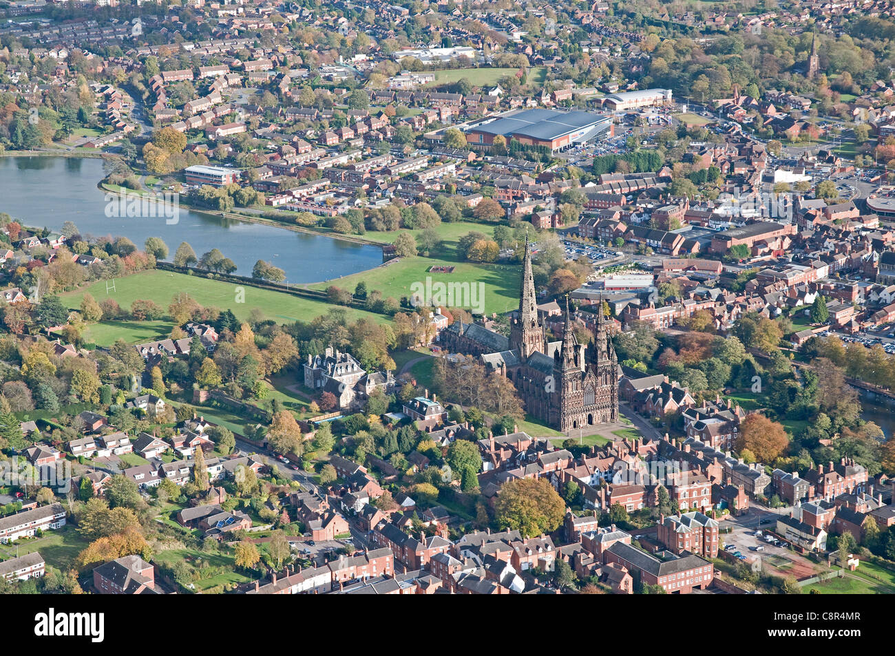 Luftaufnahme der Kathedrale von Lichfield und Stadt mit Stowe Pool sichtbar Stockfoto