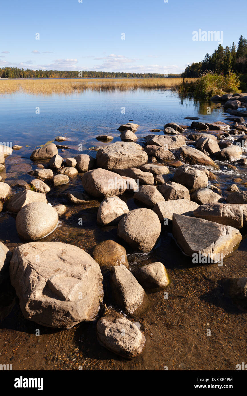 Geröll und Felsen an den Oberläufen von Mississippi auf See Itasca im nördlichen Minnesota. Stockfoto