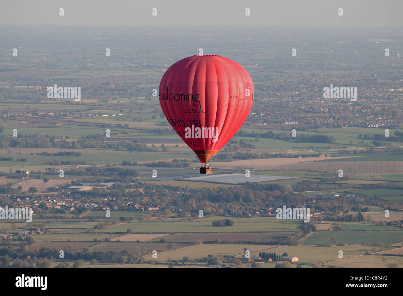 Luftaufnahme des roten Heißluftballon überfliegen Staffordshire Landschaft nördlich von Lichfield England Stockfoto