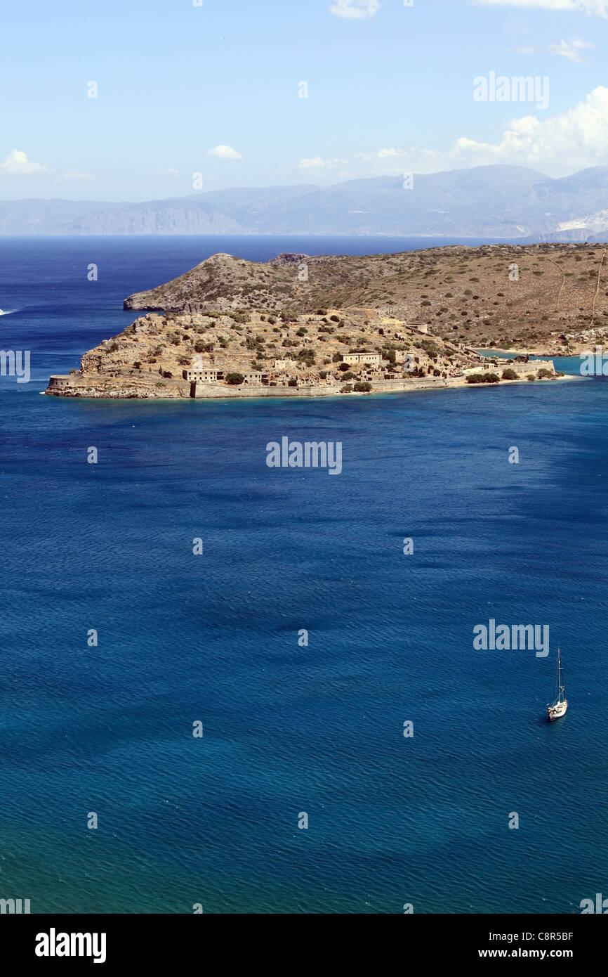 Über Blick auf Spinalonga Insel, Kreta, Griechenland. Vertikale Zusammensetzung. Stockfoto