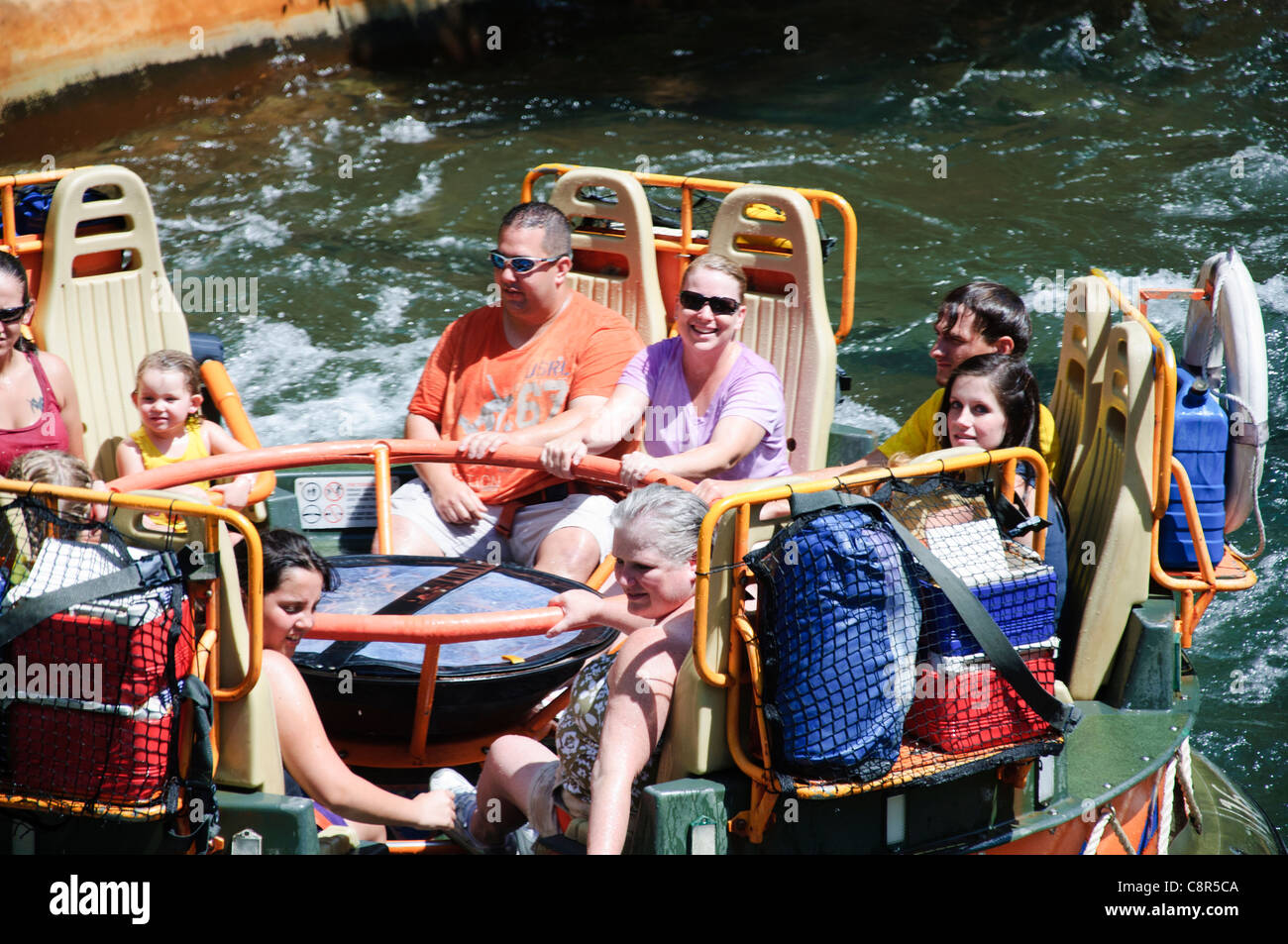 Kali River Rapids ist eine abenteuerliche Floß fahren für große Kinder, Jugendliche und Erwachsene, dass Reisen durch den Regenwald auf der c Stockfoto