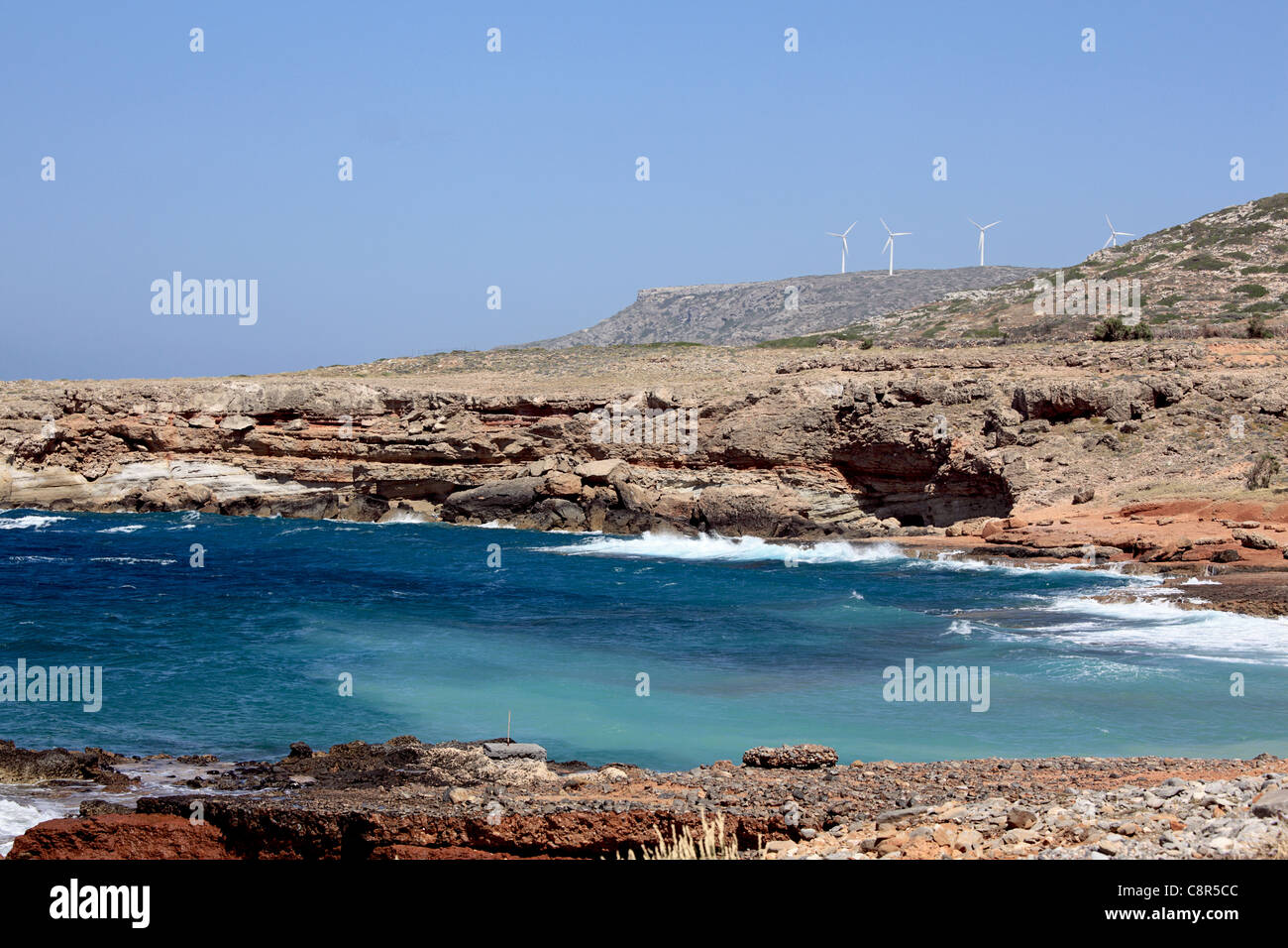 Mittelmeerküste mit Windkraftanlagen auf einen Horizont nahe Plaka, Kreta, Griechenland. Reisen Sie Serie. Stockfoto