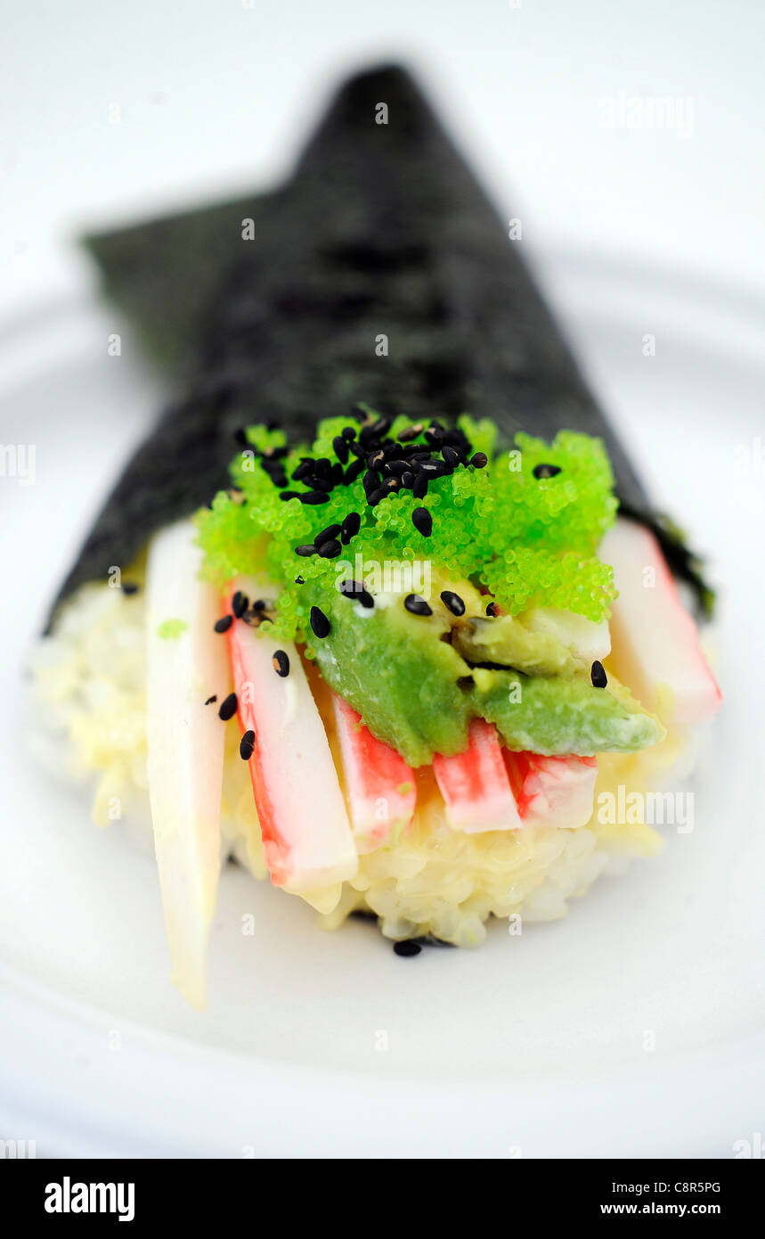 Close up Portrait of California Roll Sushi. Crabsicks, Avocado Reis und Sesam-Samen in Algen gewickelt. Stockfoto