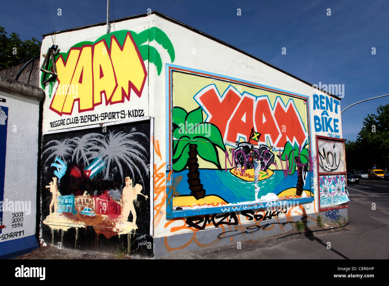 Graffiti-Yaam-Club in der Nähe von East Side Galley, Berlin, Deutschland Stockfoto