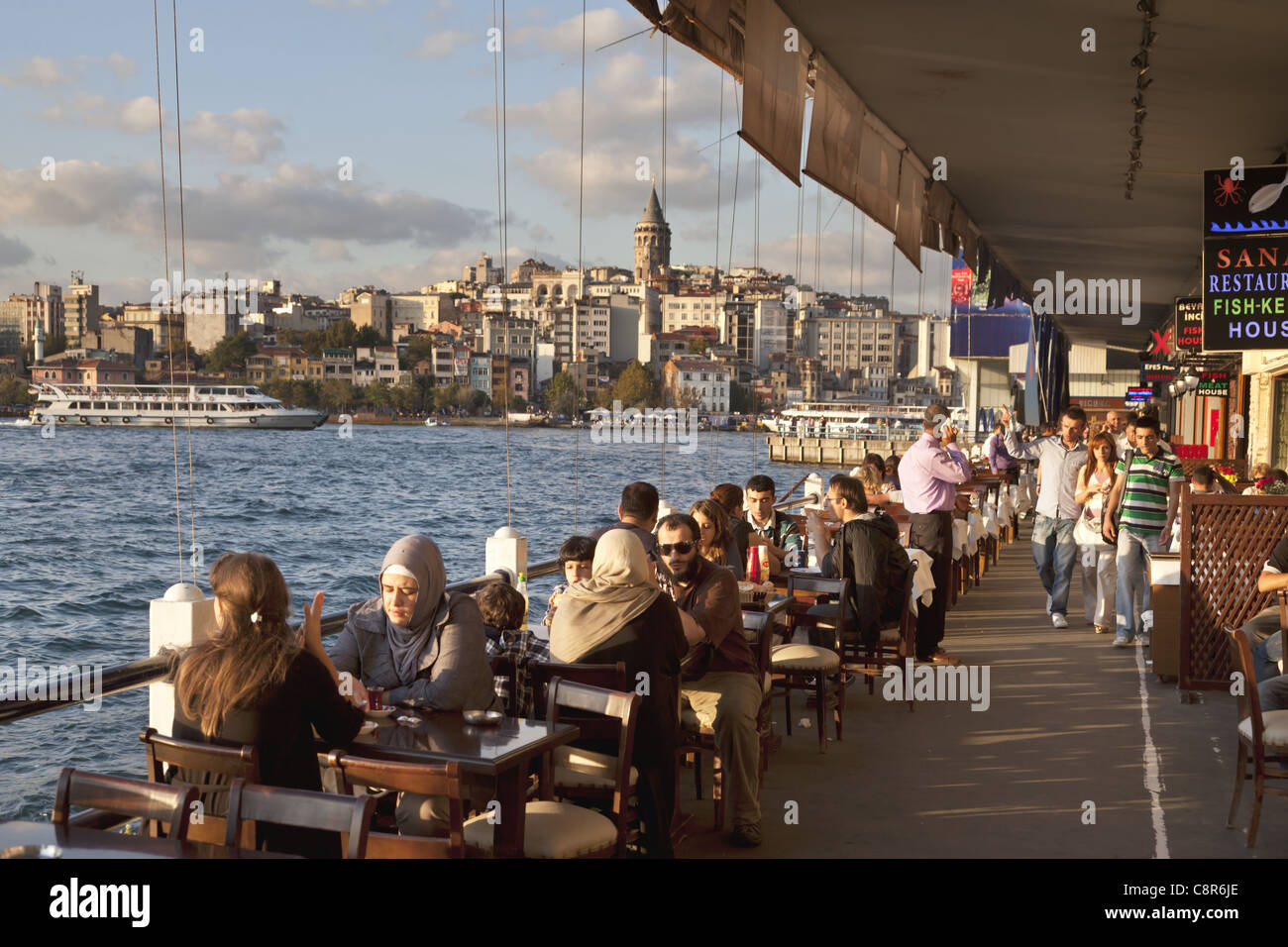 Galata-Brücke am Goldenen Horn, Istanbul, Türkei, Europa, Stockfoto