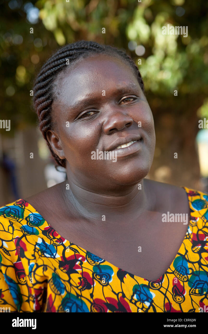 Eine Frau steht vor einem häuslicher Gewalt-Zentrum in Pallisa, Uganda. Stockfoto