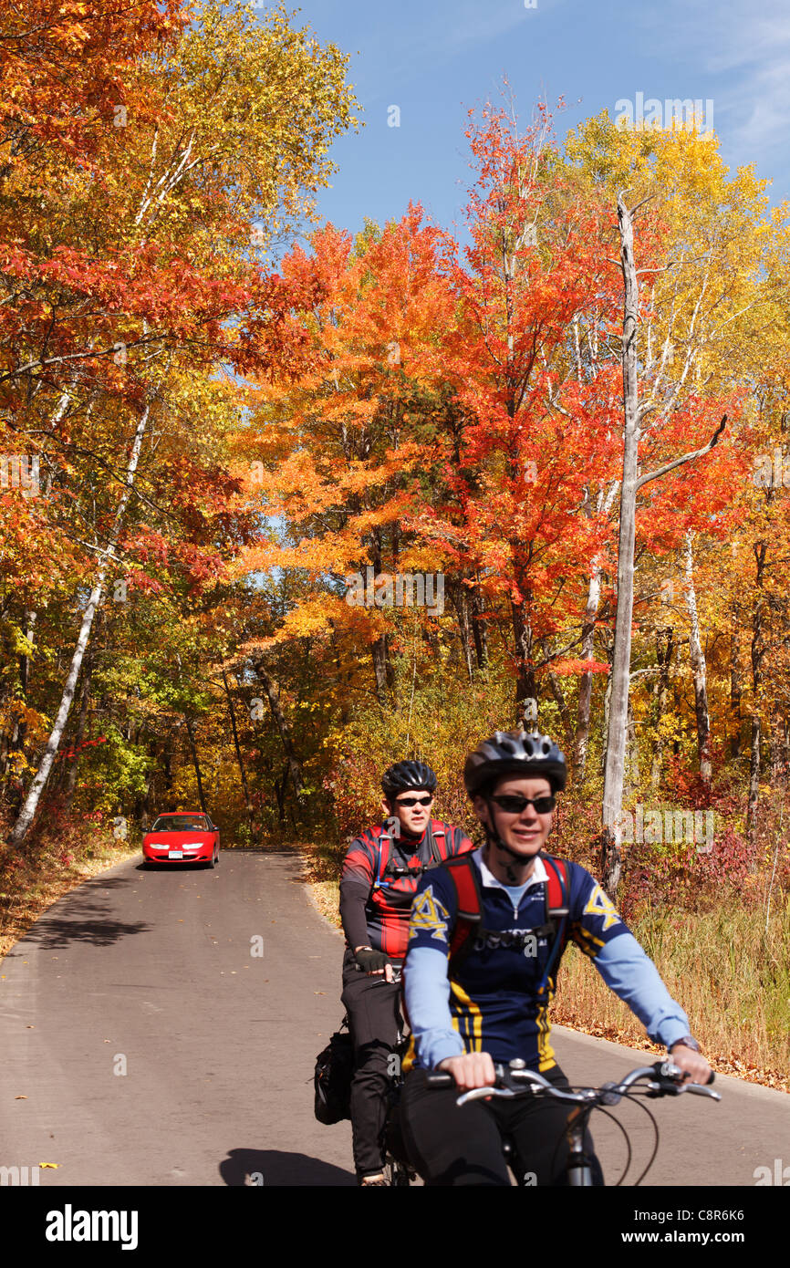 Touristen genießen Sie eine Herbst malerische Fahrt durch Itasca State Park in Minnesota. Stockfoto