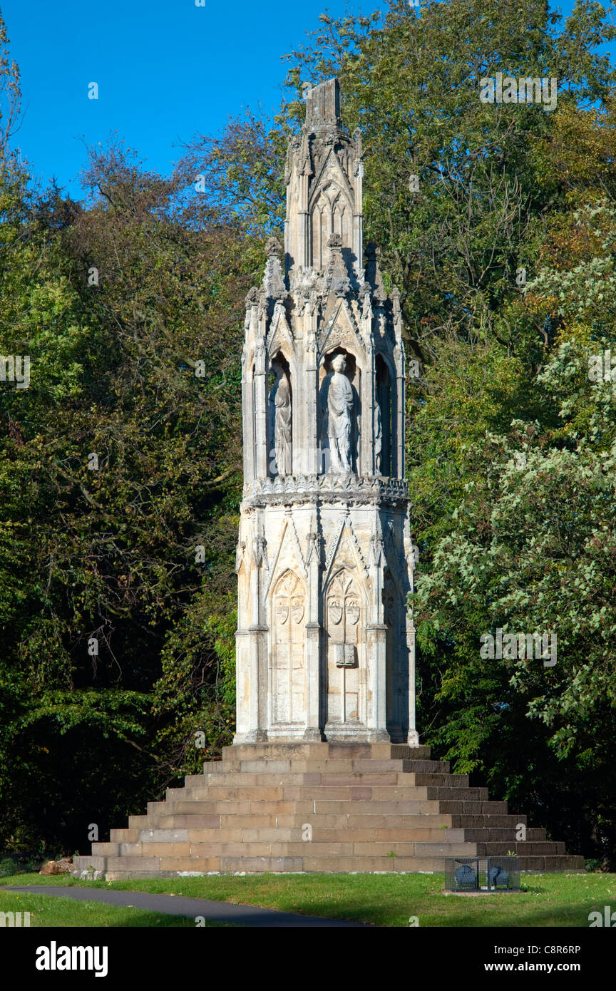 Denkmal in der Nähe von Northampton, UK, von König Edward 1 von England der Erinnerung an seine Frau, Königin Eleanor errichtet. Stockfoto