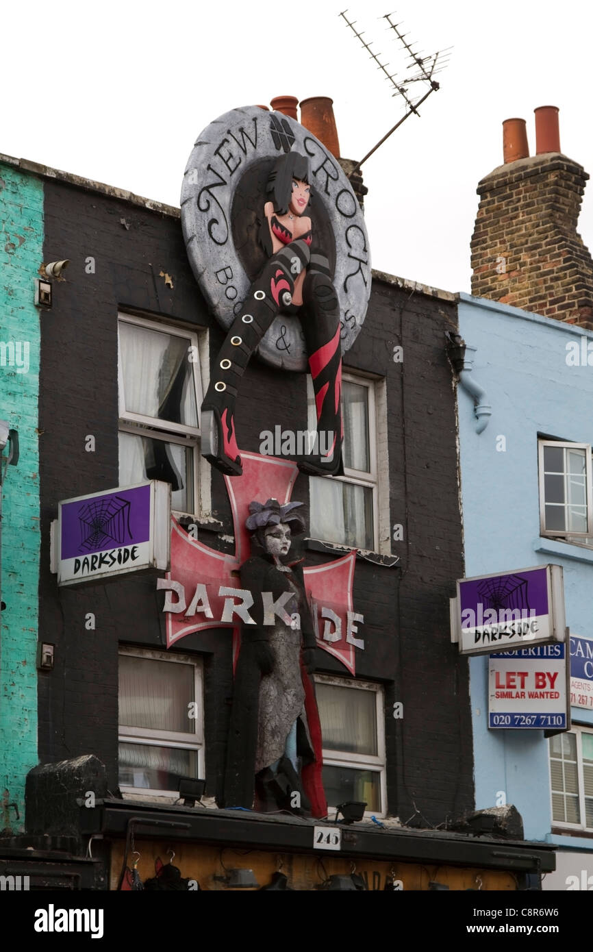 Skulpturen auf einer Ladenfront in Camden, North London Stockfoto