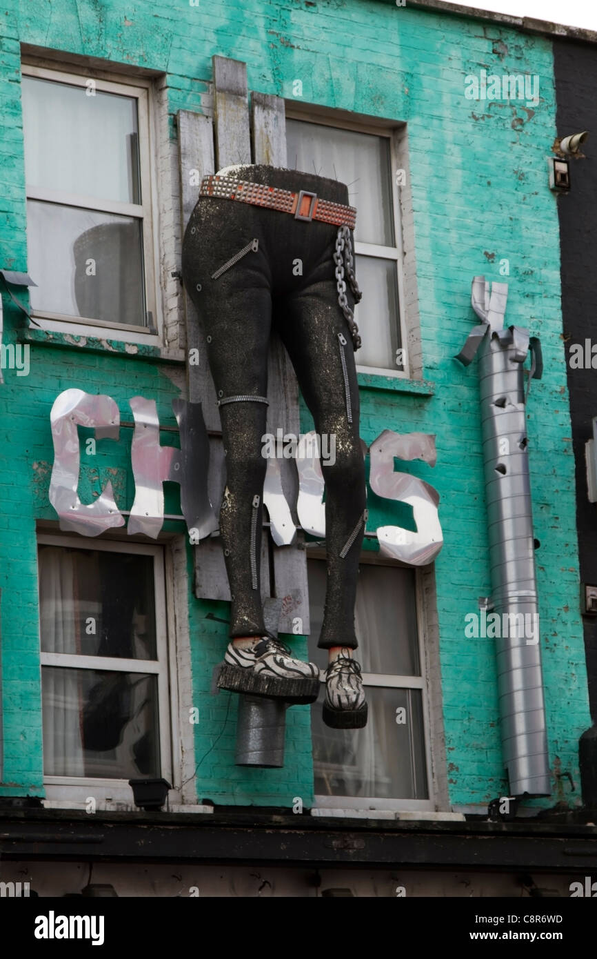 Skulpturen auf einer Ladenfront in Camden, North London Stockfoto