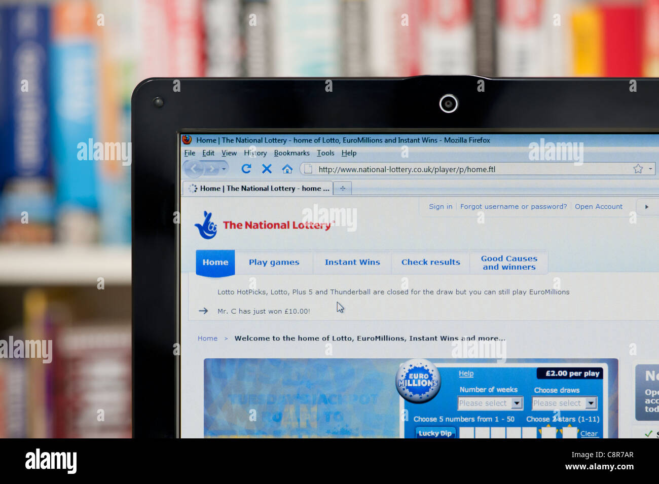 Die National Lottery Website erschossen vor einem Bücherregal-Hintergrund (nur zur redaktionellen Verwendung: print, TV, e-Book und redaktionelle Webseite). Stockfoto