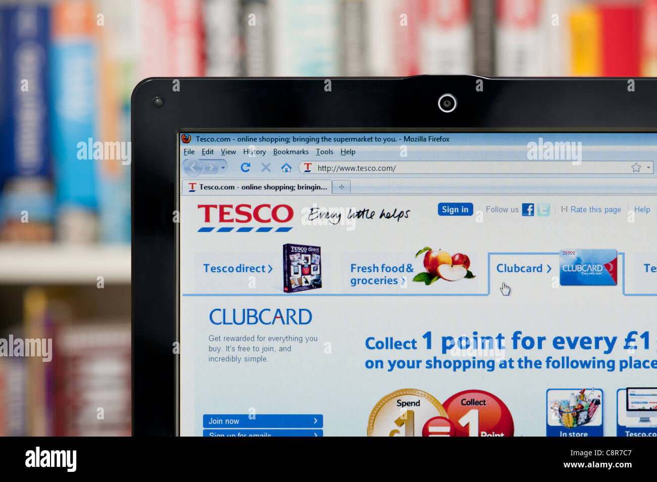 Die Tesco-Website erschossen vor einem Bücherregal-Hintergrund (nur zur redaktionellen Verwendung: print, TV, e-Book und redaktionelle Webseite). Stockfoto