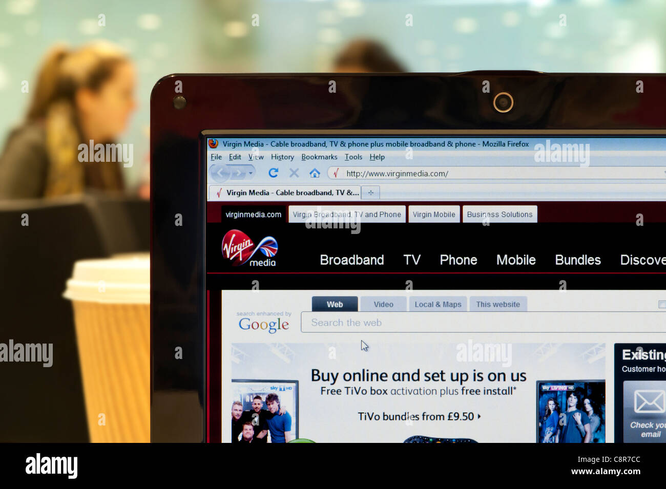 Die Virgin Media Website erschossen in einem Coffee-Shop-Umfeld (nur zur redaktionellen Verwendung: print, TV, e-Book und redaktionelle Webseite). Stockfoto