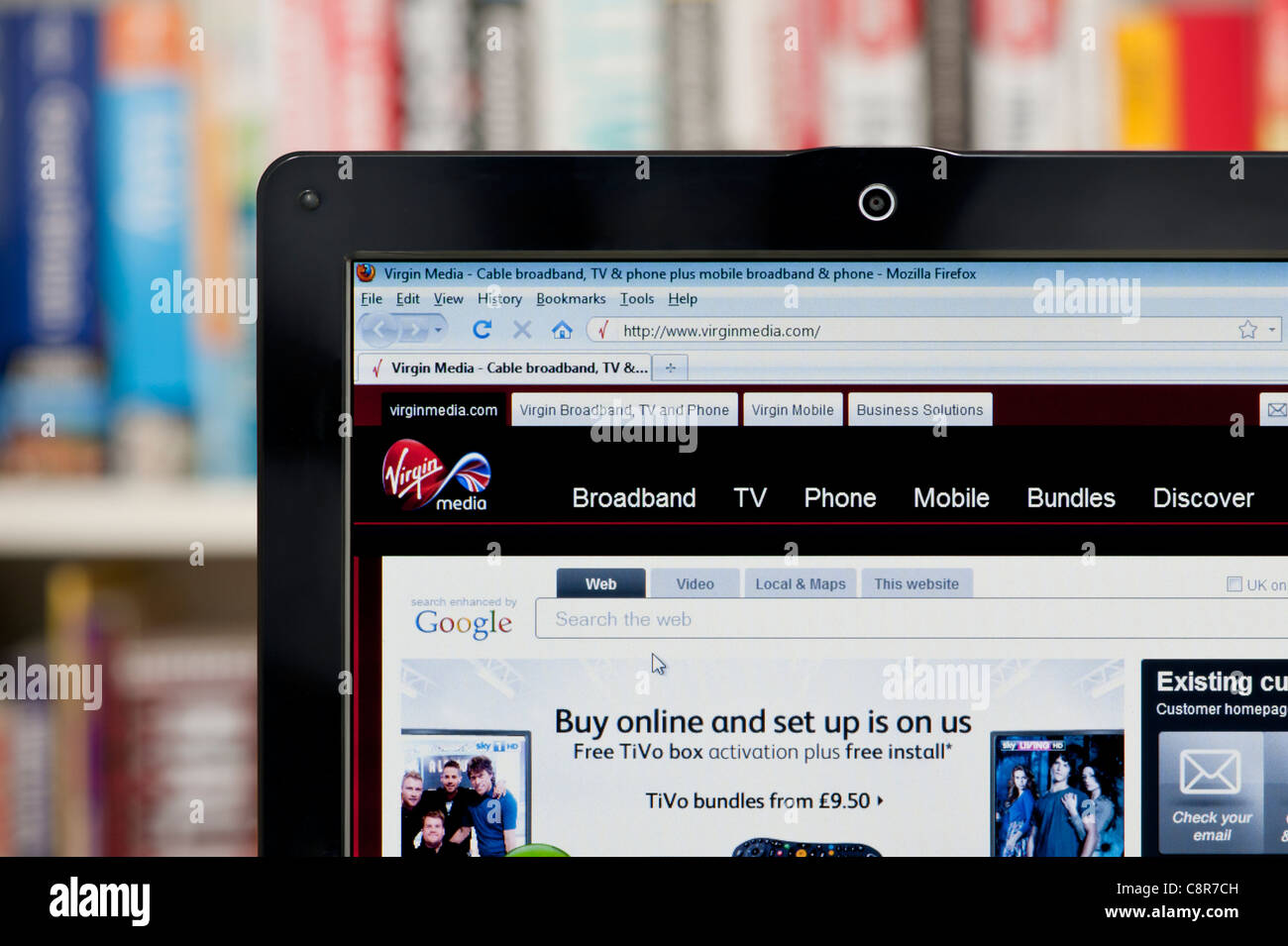 Die Virgin Media Website erschossen vor einem Bücherregal-Hintergrund (nur zur redaktionellen Verwendung: print, TV, e-Book und redaktionelle Webseite). Stockfoto