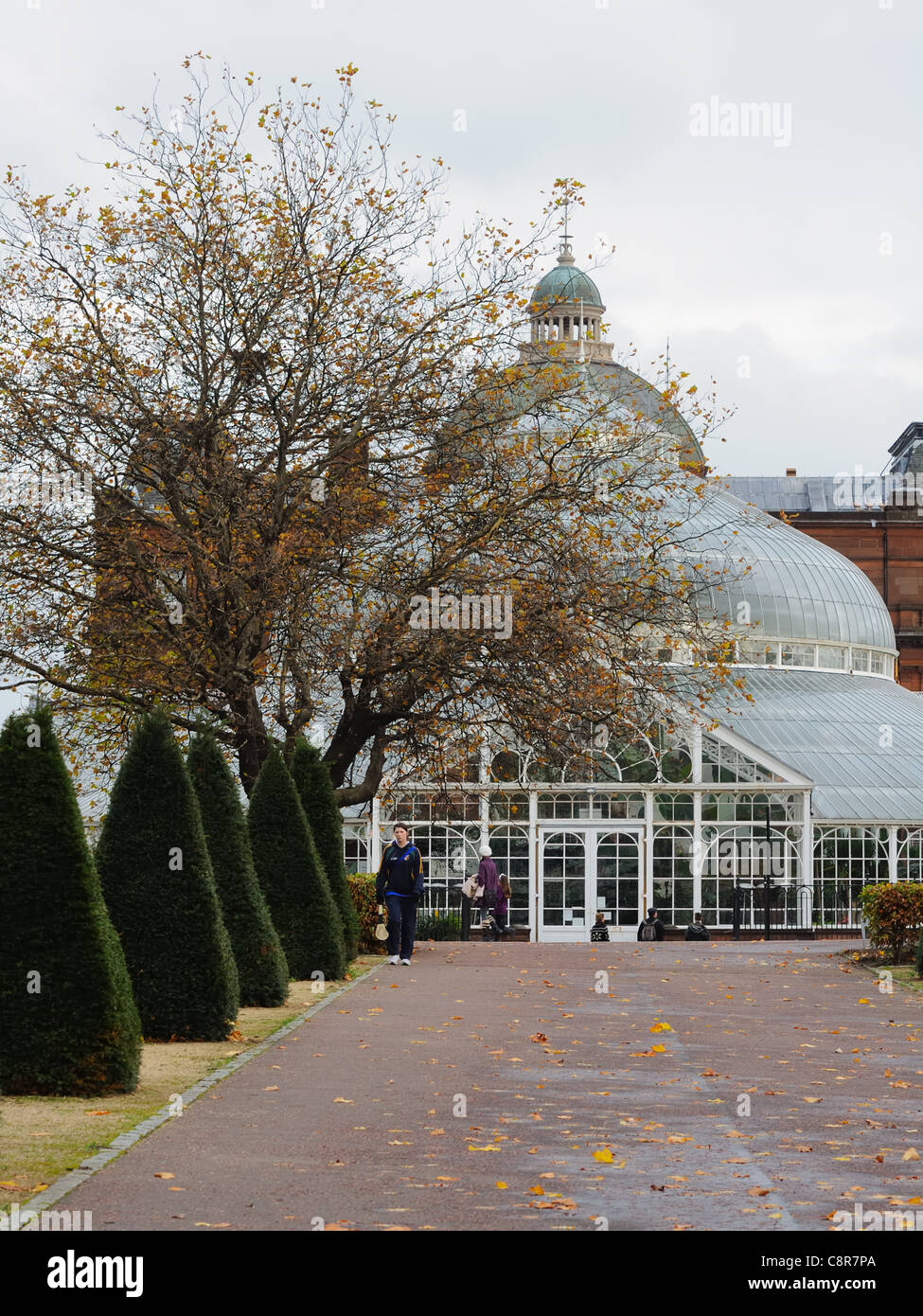 Die Winter Gardens in Glasgow Green mit Menschen in Glasgow, Schottland, Großbritannien, Europa. Stockfoto