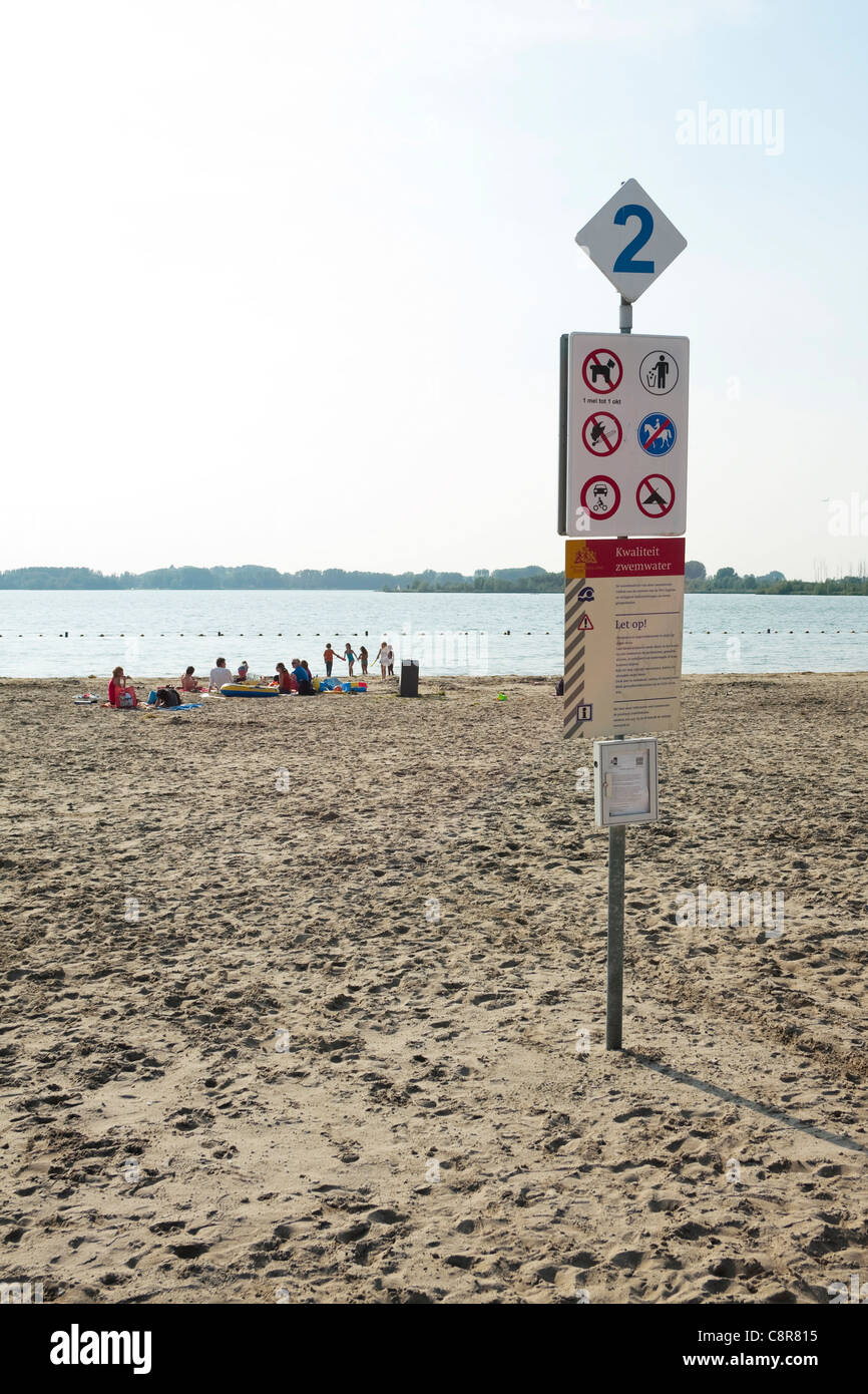 Eine Schild Warnung vor Gefahren, alle mögliche Schwimmer bei einem Mann gemacht Strand, Niederlande, 2011 Stockfoto