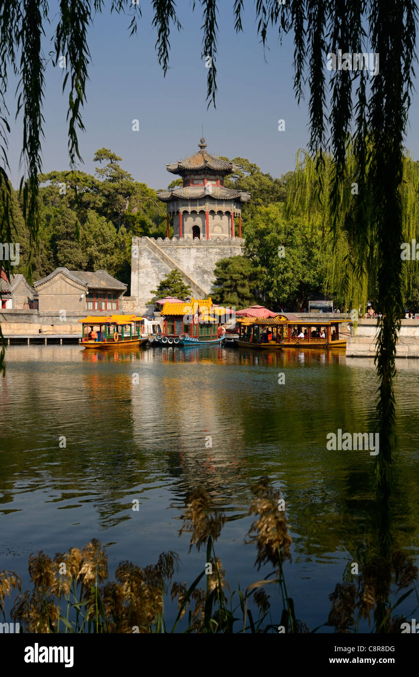 Drachenboot Fähren angedockt am Gate Tower von Cloud die Traufe auf Kunming See am Sommerpalast Beijing China Stockfoto