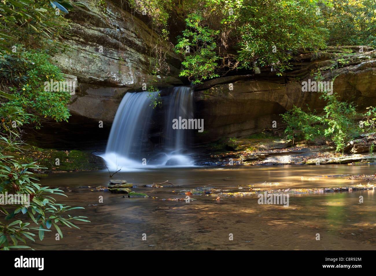 Raper Creek Falls befindet sich im Norden das Habersham County/Georgia.  Die Fälle selbst sind ungefähr 15 Fuß hoch und einzigartig in der Aspekt, die der Stream diagonal über ein Rock-Regal ausgeführt wird, bevor in das Tauchbecken unten zu fallen. Stockfoto