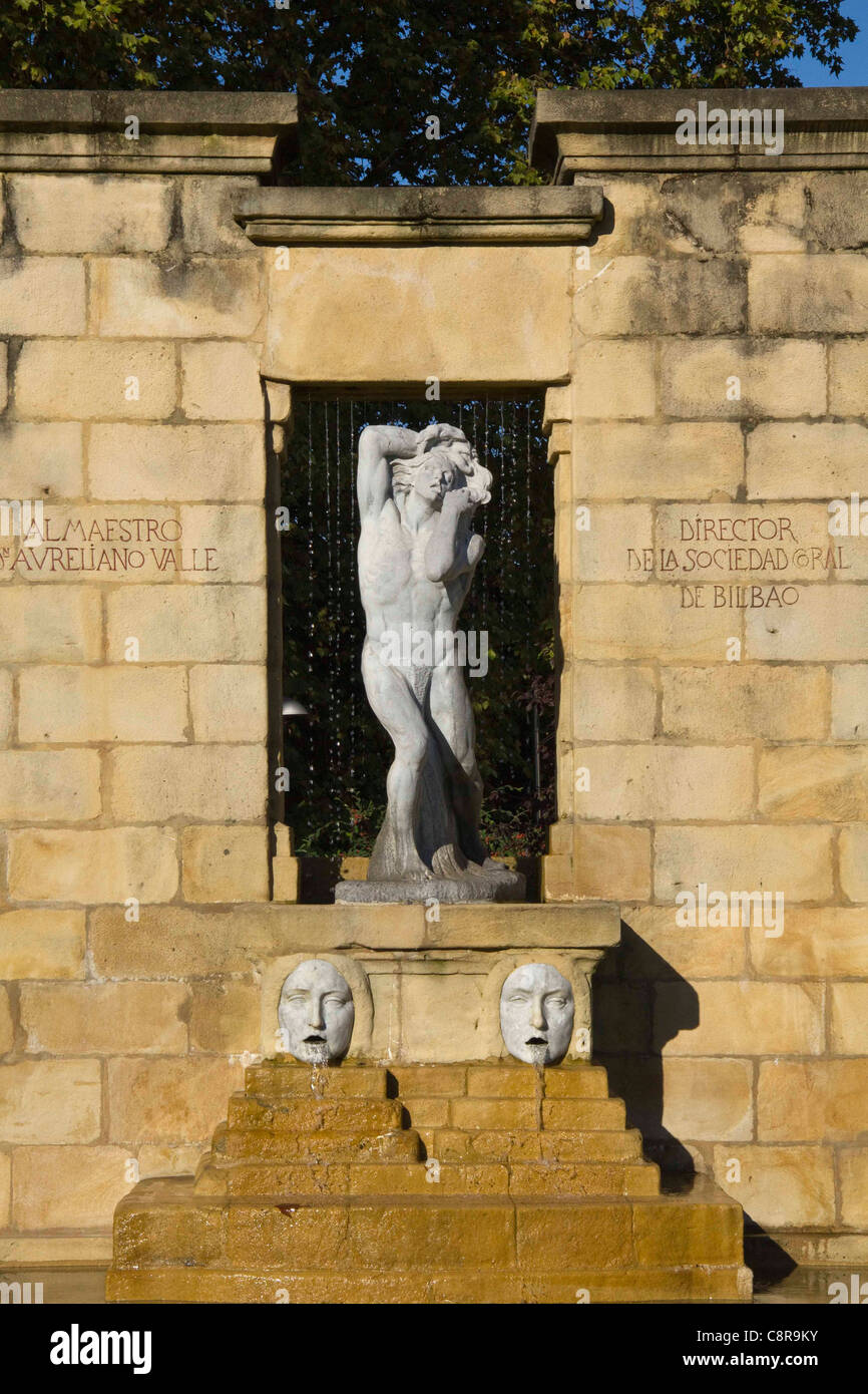 Statue und Wasser Brunnen außerhalb des Museums de Bellas Artes, Bilbao, Spanien Stockfoto