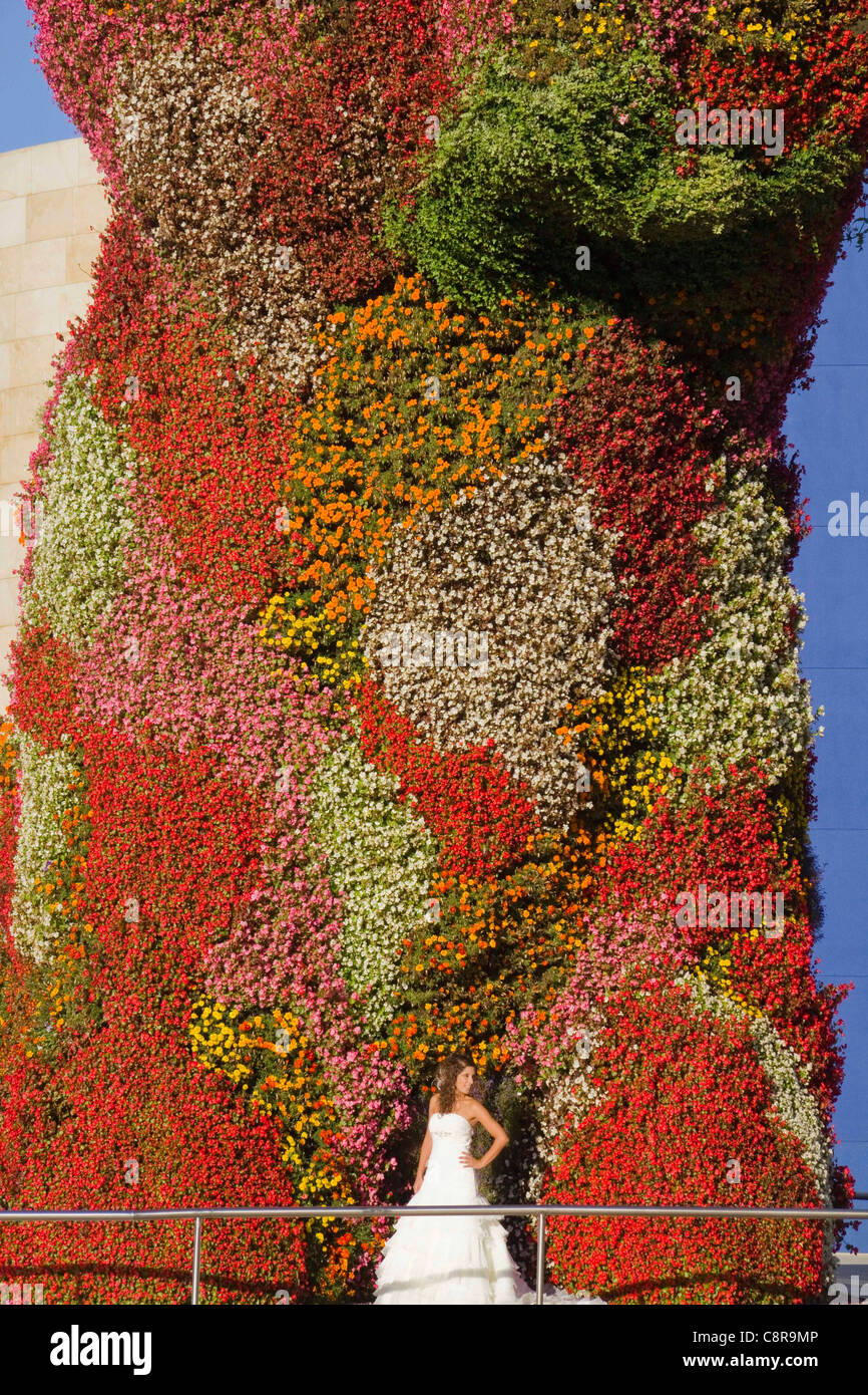 Braut posiert in die Hecke Skulptur 'Welpen' außerhalb des Guggenheim Museum, Bilbao Stockfoto