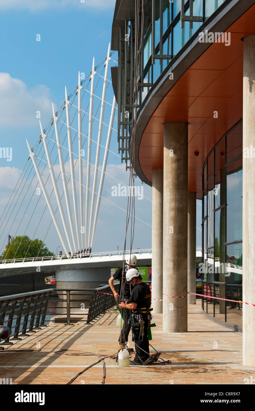 Seil Zugang Fensterputzer bei der BBCs Quay House, MediaCityUK, Salford Quays, Manchester, England, UK Stockfoto