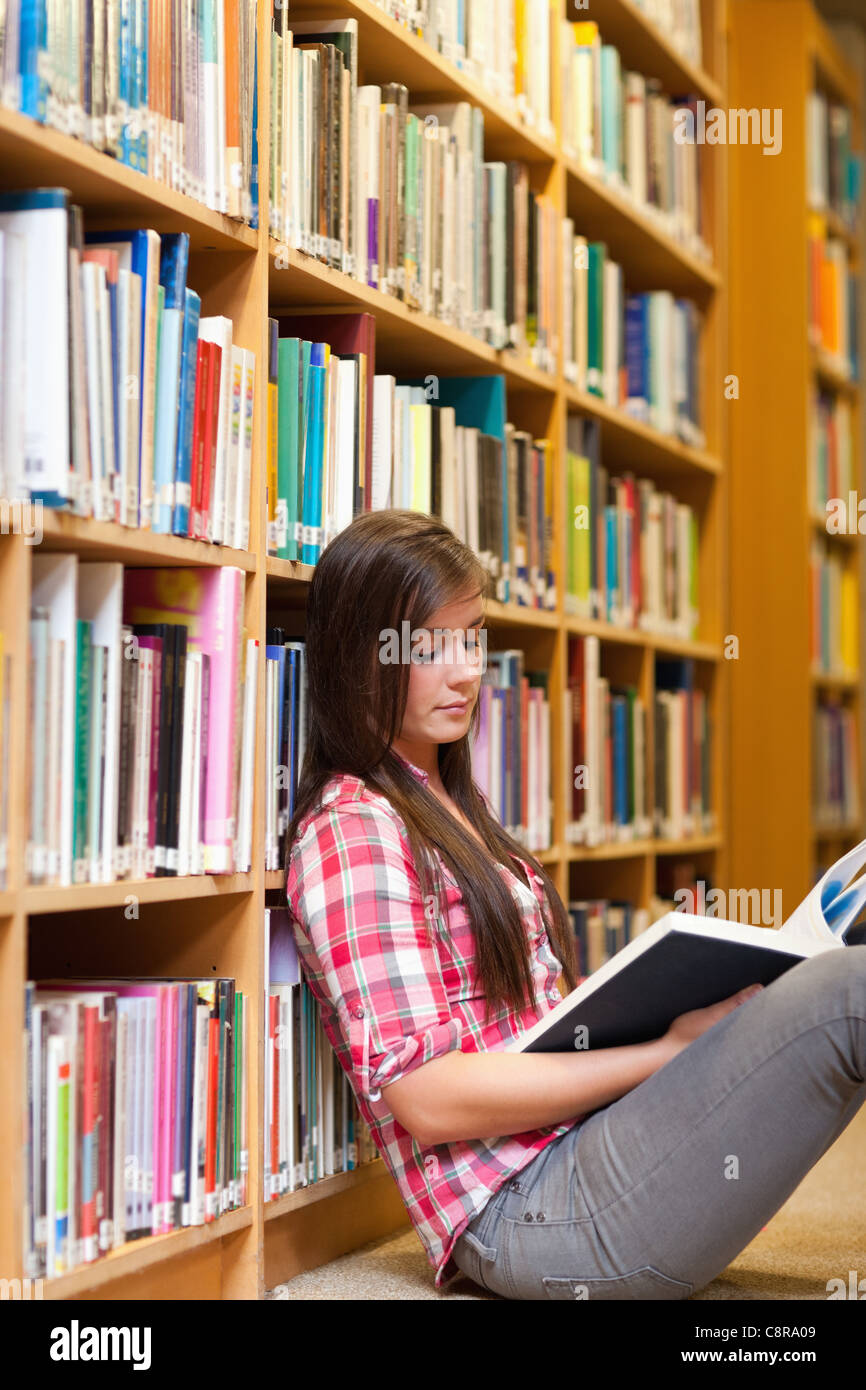 Porträt einer jungen Studentin, ein Buch zu lesen Stockfoto