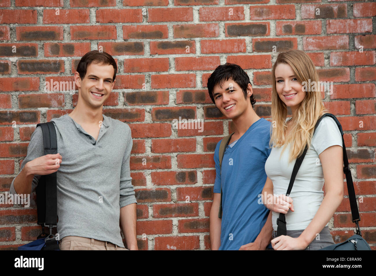 Lächelnd posiert Studenten Stockfoto