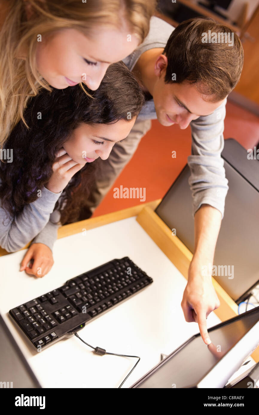 Porträt eines Fellowstudents mit Hilfe eines Computers Stockfoto