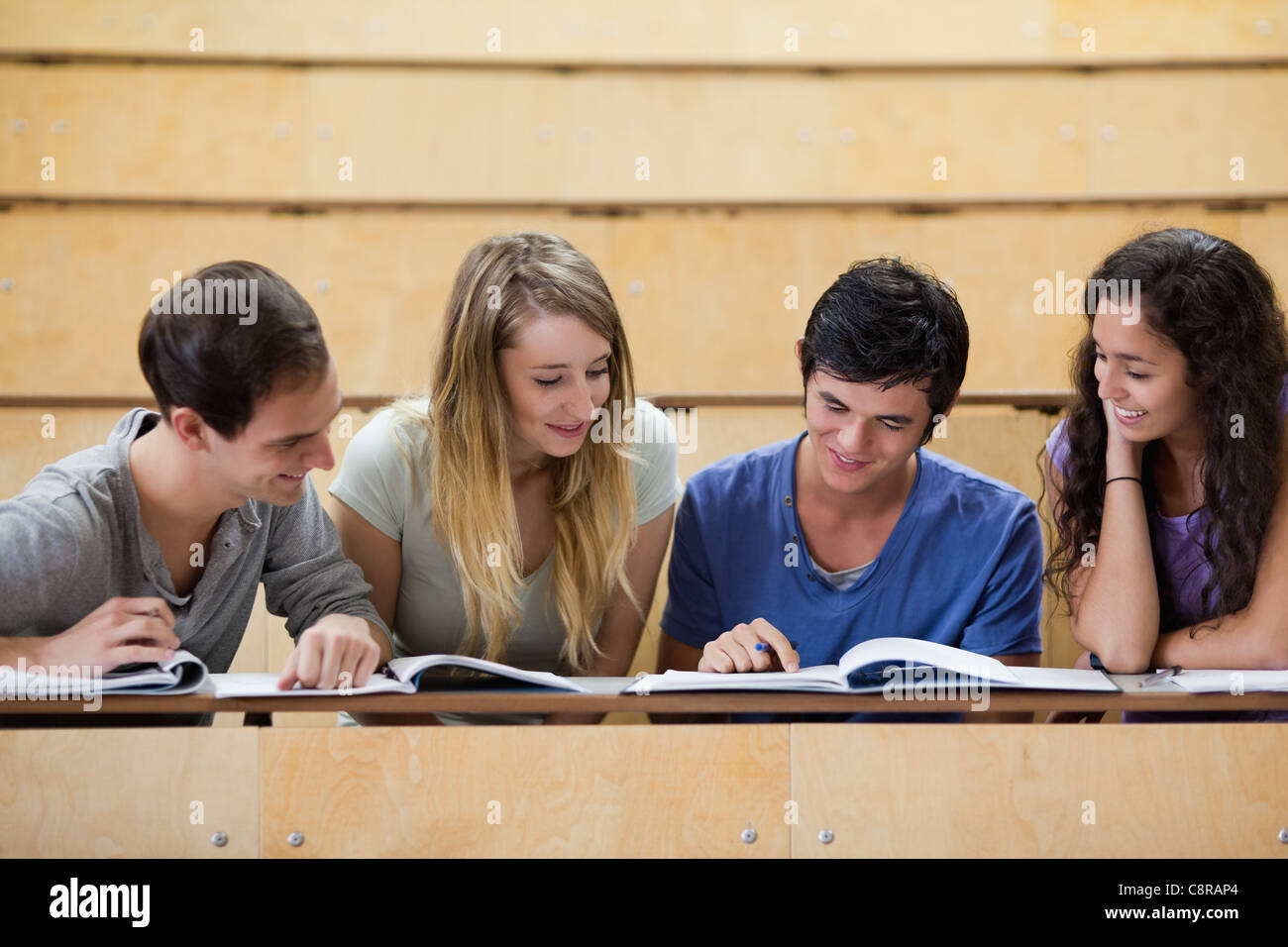 Schüler arbeiten zusammen Stockfoto