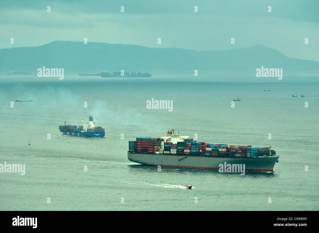 Einen voll beladenen Container-Schiff segelt durch die East Lamma Channel. Stockfoto